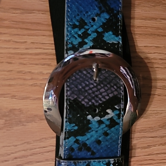Free with any bundle! NY & Co. Wide stretch belt blue repitle print - Picture 3 of 11